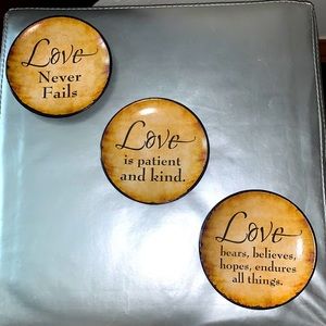 “LOVE” 3 PLATES SMALL CIRCULAR BNWT